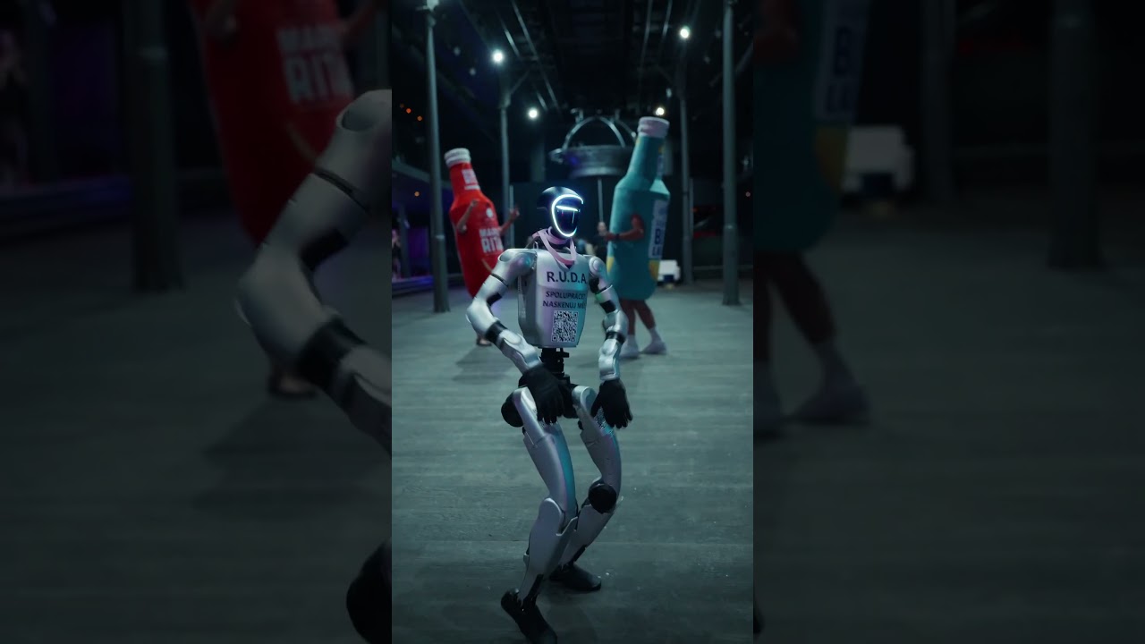 INFLUCON 2026 — khi một robot hình người xuất hiện tại lễ hội người có sức ảnh hưởng