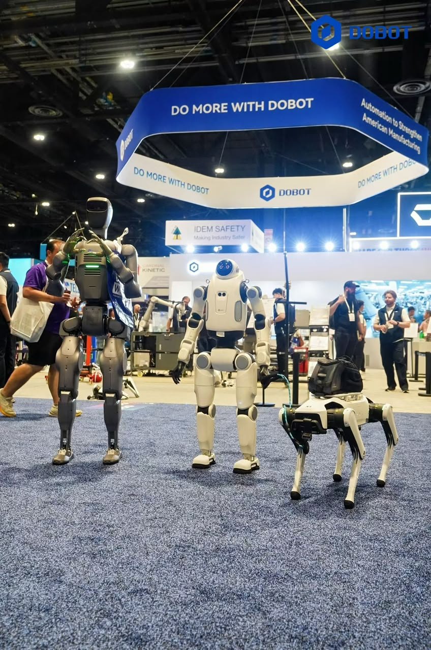 Gian hàng DOBOT tại một hội chợ thương mại ở Hoa Kỳ: các robot hình người ATOM và LUMO cùng một robot bốn chân