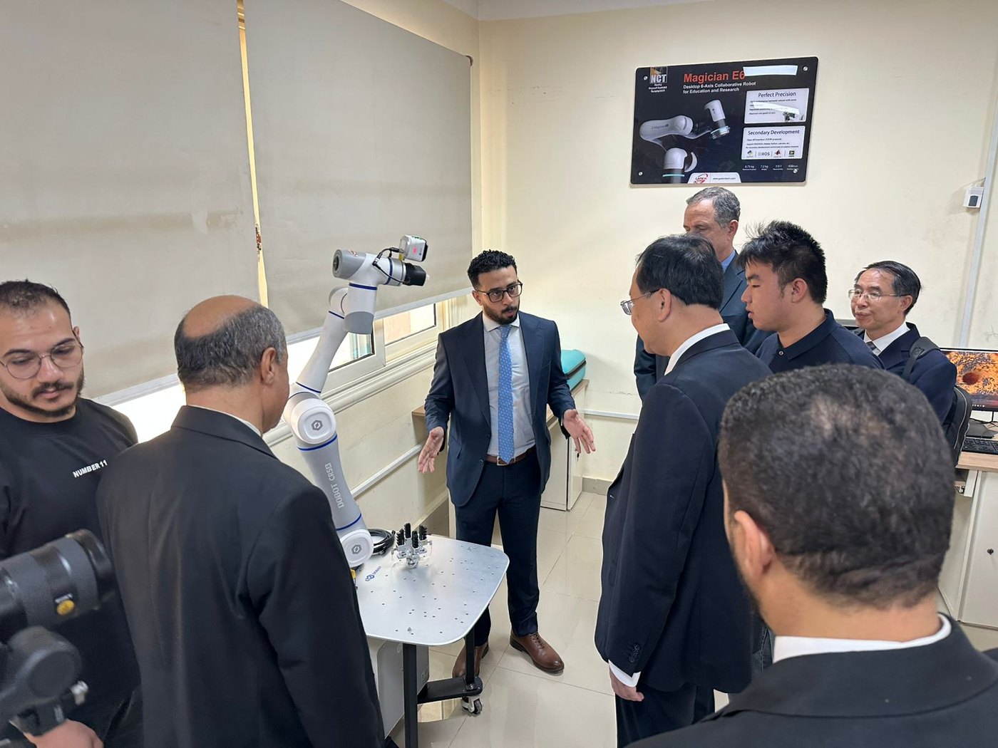 Trình diễn cánh tay CR5A tại lễ khai trương lớp học