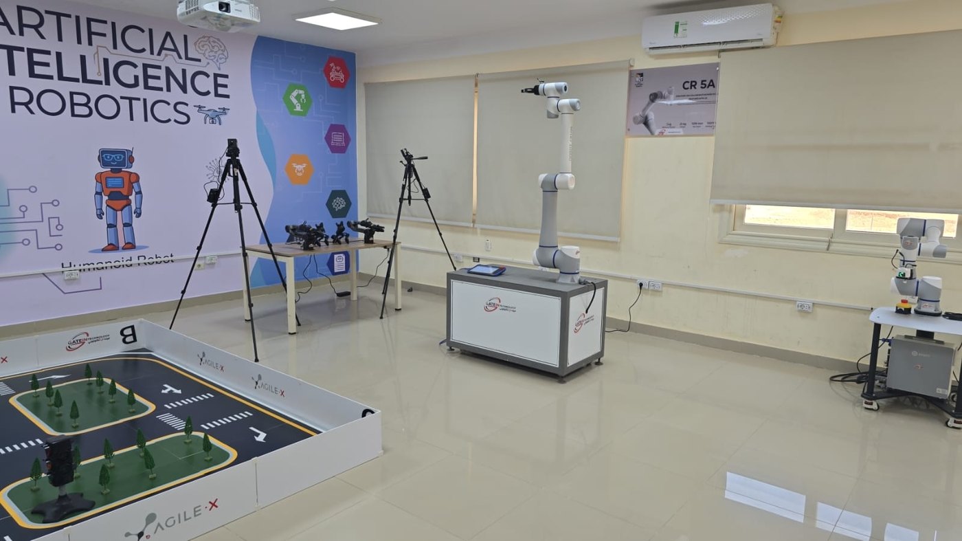 Lớp học AI và robot với các cánh tay DOBOT, New Cairo Technological University