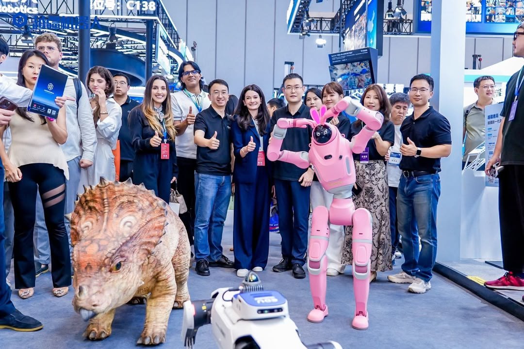 Tại gian hàng DOBOT: robot khủng long Sinoceratops